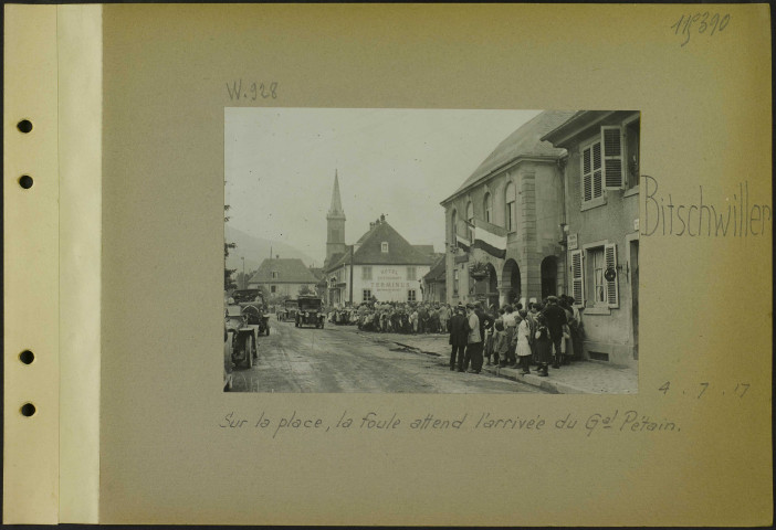 Bitschwiller. Sur la place, la foule attend l'arrivée du général Pétain