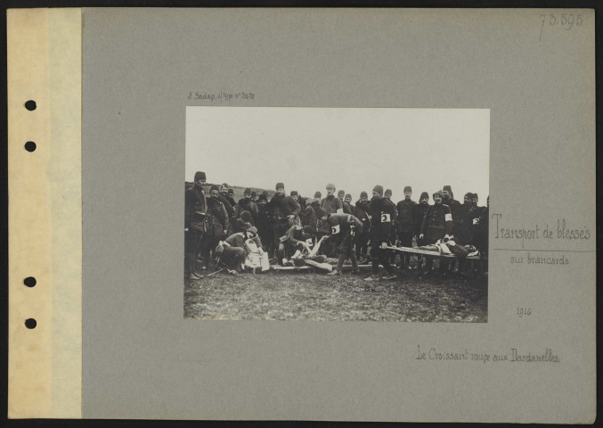 Dardanelles (Turquie). Transport de blessés sur brancards. Le Croissant rouge aux Dardanelles