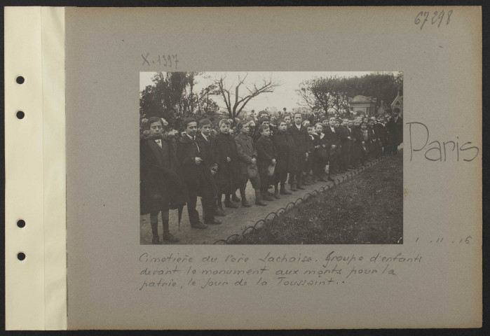 Paris. Cimetière du Père-Lachaise. Groupe d'enfants devant le monument aux morts pour la patrie, le jour de la Toussaint