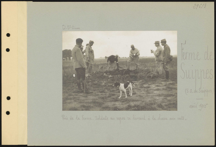 Ferme de Suippes (sud-ouest de Suippes). Près de la ferme. Soldats au repos se livrant à la chasse aux rats