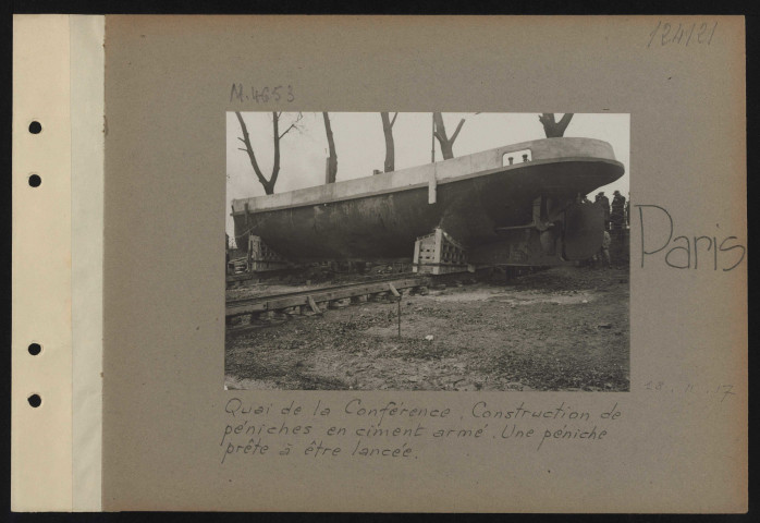 Paris. Quai de la conférence. Construction de bateaux en ciment armé. Une péniche prête à être lancée
