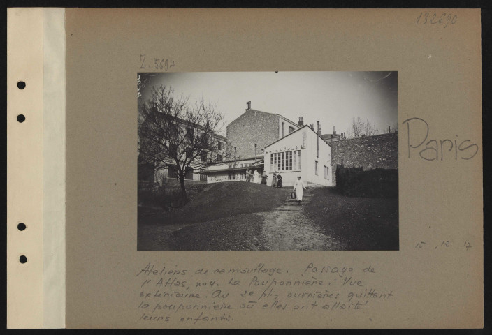 Paris. Ateliers de camouflage. Passage de l'atlas, numéro 4. La pouponnière. Vue extérieure. Au deuxième plan, ouvrières quittant la pouponnière où elles ont allaité leurs enfants