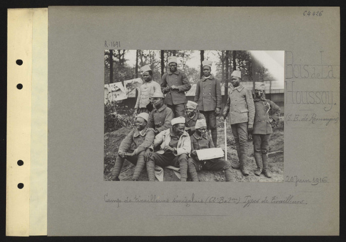 Bois de la Houssoy (sud-est de Remaugies). Camp de tirailleurs sénégalais (62e bataillon) types de tirailleurs