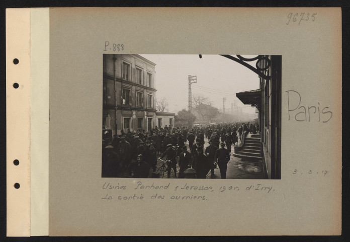 Paris. Usines Panhard et Levassor, 19 avenue d'Ivry. La sortie des ouvriers