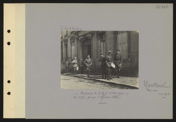 Montreuil. Bureaux du GQG. Au premier plan, groupe d'officiers alliés