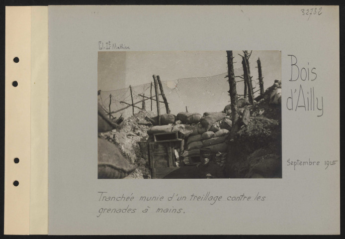 Bois d'Ailly. Tranchée munie d'un treillage contre les grenades à mains