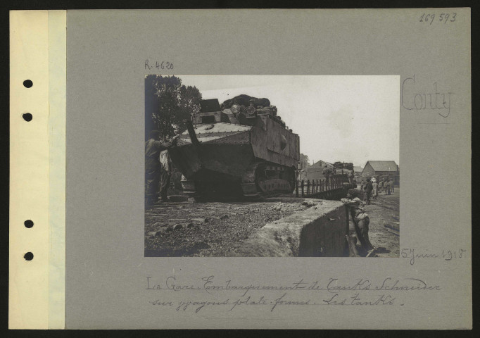 Conty. La gare : embarquement de tanks Schneider sur wagons plate-formes. Les tanks