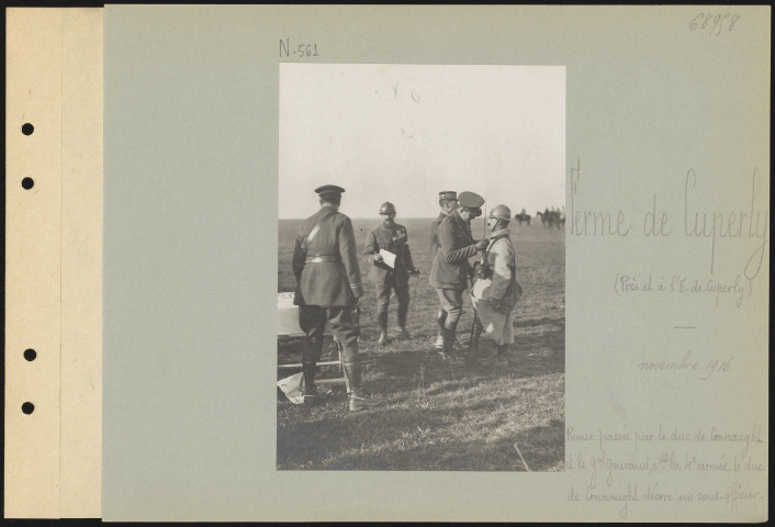 Ferme de Cuperly (près et à l'est de Cuperly). Revue passée par le duc de Connaught et le général Gouraud commandant la 4e armée. Le duc de Connaught décore un sous-officier