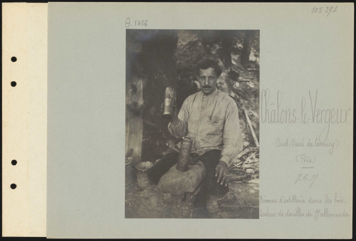 Châlons-le-Vergeur (sud-ouest de Cormicy) (près). Bivouac d'artillerie dans les bois. Ciseleur de douilles de 77 allemandes