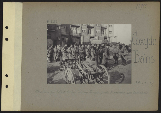 Coxyde-Bains. Mitrailleurs d'un bâtiment de fusiliers-marins français prêts à monter aux tranchées