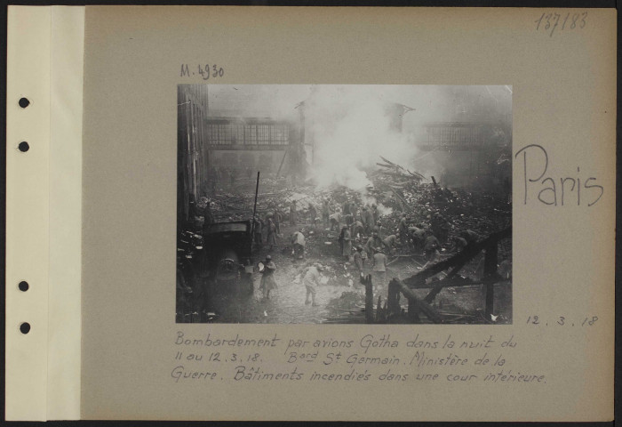 Paris. Bombardement par avions Gotha dans la nuit du 11 au 12.3.18. Boulevard Saint-Germain. Ministère de la Guerre. Bâtiments incendiés dans une cour intérieure