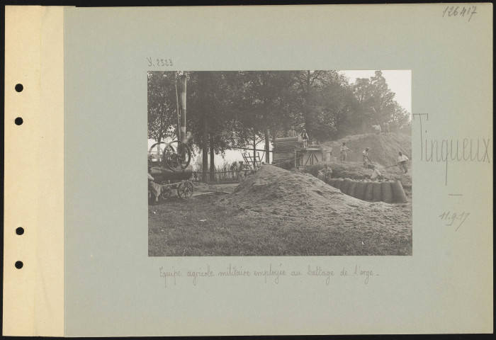 Tinqueux. Équipe agricole militaire employée au battage de l'orge