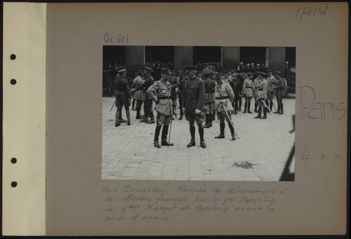 Paris. Aux Invalides. Remise de décorations à des officiers français par le général Pershing. Les généraux Margot et Pershing avant la prise d'armes