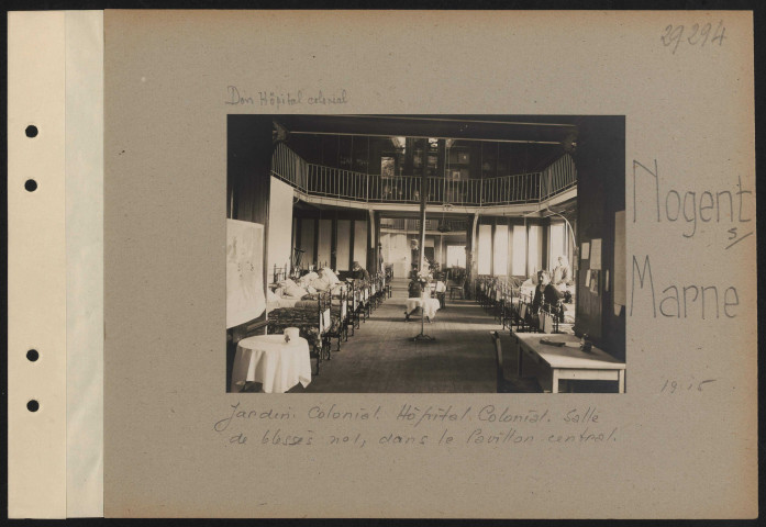 Nogent-sur-Marne. Jardin colonial. Hôpital colonial. Salle de blessés numéro 1, dans le pavillon central