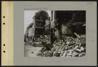 Arras. Rue (près de la cathédrale ?) Maisons bombardées