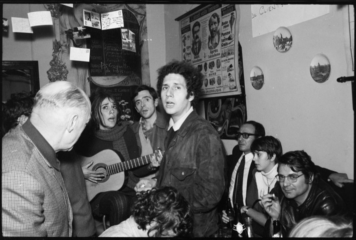 Des chanteurs et des artistes au Petit Gavroche. Exposition : « Les juifs dans la Résistance ». Georges Vedel dans son bureau