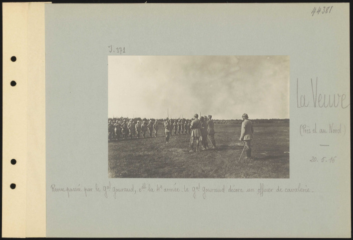 La Veuve (près et au nord). Revue passée par le général Gouraud commandant la 4e armée. Le général Gouraud décore un officier de cavalerie