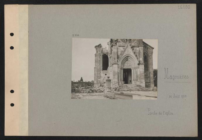 Magnières. Porche de l'église