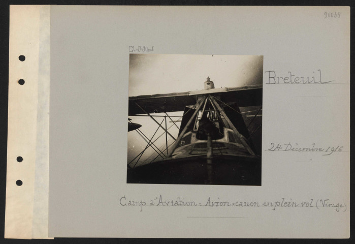 Breteuil. Camp d'aviation : avion-canon en plein vol (virage)