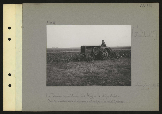 Gruny. La remise en culture des régions dévastées : tracteur automobile et charrue conduits par un soldat français