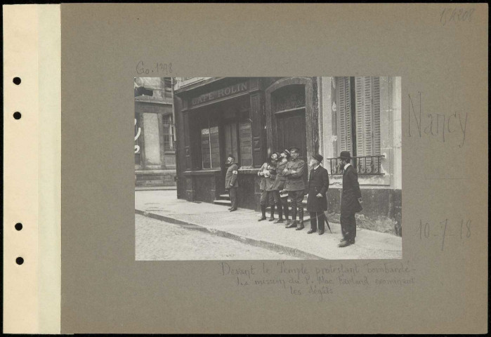 Nancy. Devant le temple protestant bombardé. La mission du P. Mac Farland examinant les dégâts
