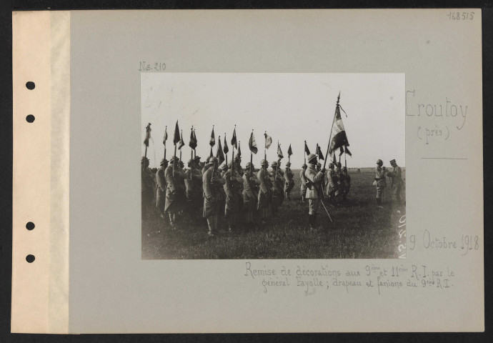 Croutoy (près). Remise de décorations aux 9e été 11e RI par le général Fayolle ; drapeau et fanions du 9e RI