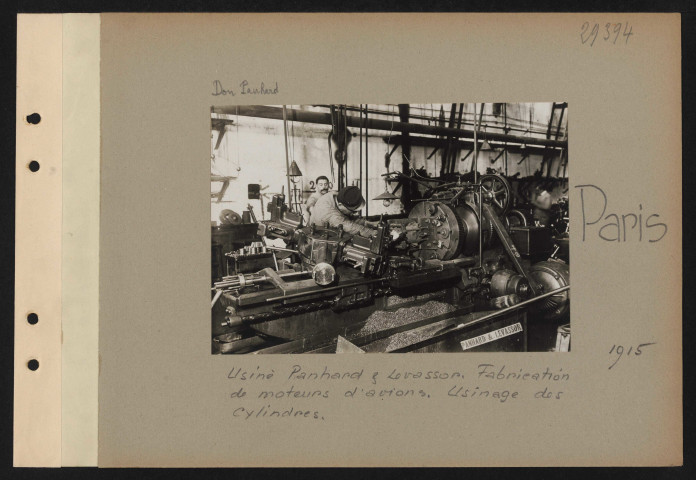 Paris. Usine Panhard et Levassor. Fabrication de moteurs d'avions. Usinage des cylindres