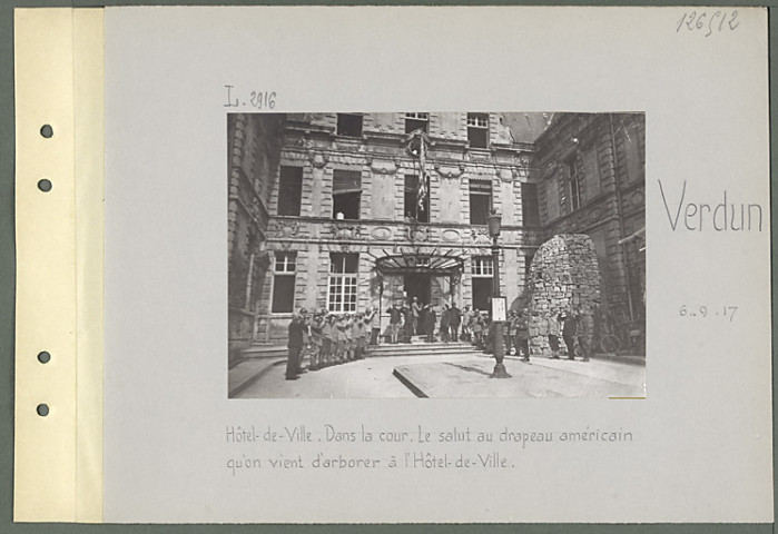 Verdun. Hôtel de ville. Dans la cour. Le salut au drapeau américain qu'on vient d'arborer à l'hôtel de ville