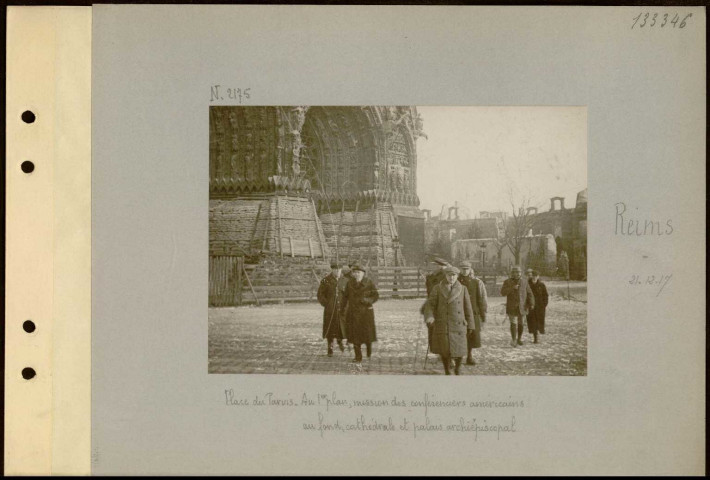 Reims. Place du Parvis. Au premier plan, mission des conférenciers américains. Au fond, cathédrale et palais archiépiscopal