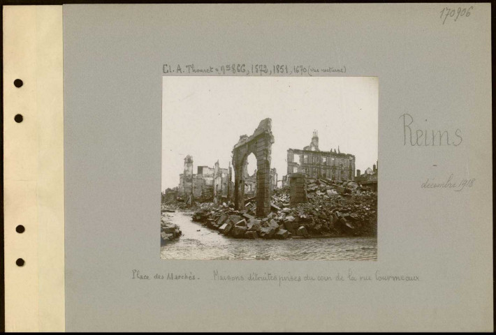 Reims. Place des Marchés. Maisons détruites prises du coin de la rue Courmeaux