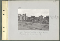 Verdun. La gare. Bâtiments bombardés et dépôt d'épaves ramassées sur le champ de bataille