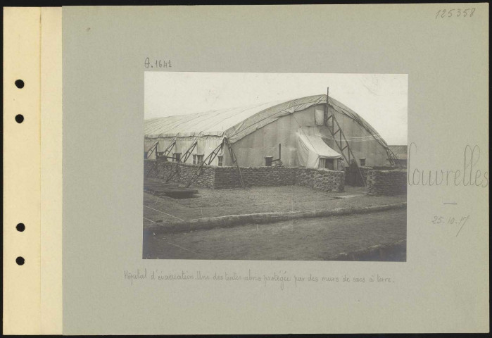 Couvrelles. Hôpital d'évacuation. Baraquement protégé par des sacs de terre ; brancardiers annamites