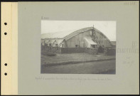 Couvrelles. Hôpital d'évacuation. Baraquement protégé par des sacs de terre ; brancardiers annamites