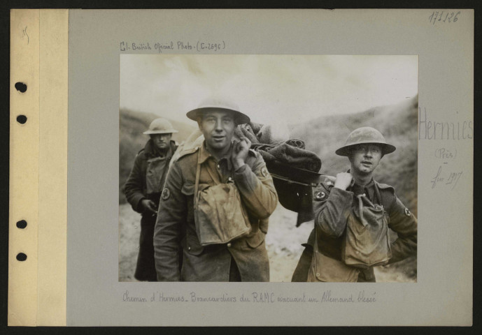 Hermies (près). Chemin d'Hermies. Brancardiers du RAMC évacuant un Allemand blessé