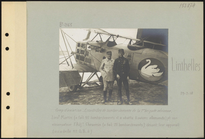 Linthelles. Camp d'aviation. Escadrilles de bombardements de la 1ère Brigade aérienne. Lieutenant Martin (a fait 95 bombardements et abattu 5 avions allemands) et son observateur l'adjudant Cheverrin (a fait 75 bombardements) devant leur appareil (escadrille 111 GB 6)