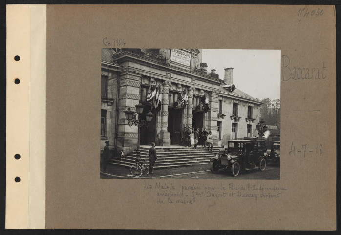 Baccarat. La mairie pavoisée pour la Fête de l'indépendance américaine. Généraux Duport et Duncan sortant de la mairie