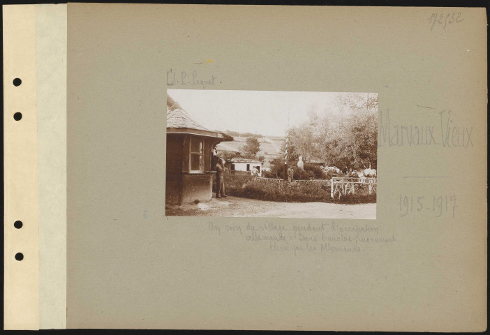Marvaux-Vieux. Un coin du village pendant l'occupation allemande. Dans l'enclos, monument élevé par les Allemands