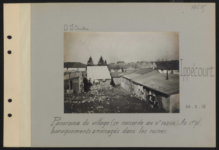 Ippécourt. Panorama du village (se raccorde au n° 142114). Au premier plan, baraquements aménagés dans les ruines