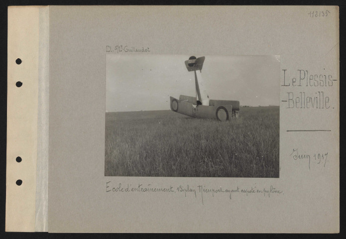 Le Plessis-Belleville. École d'entraînement. Biplan Nieuport ayant capoté en pylône