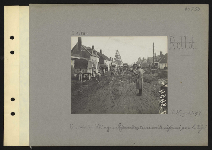 Rollot. Un coin du village : réparation d'une route défoncée par le dégel