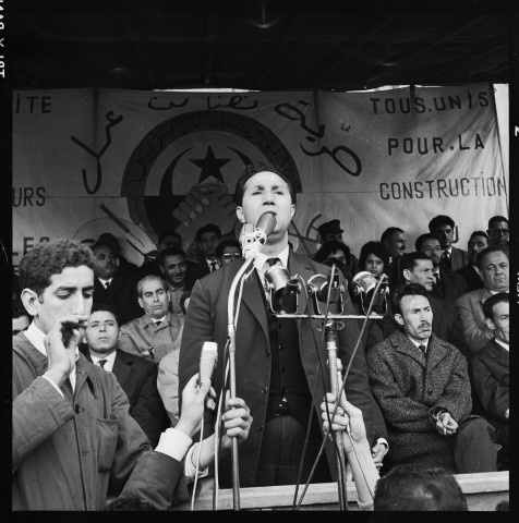 Meeting public à Alger Tous unis pour la construction avec un discours de Ben Bella