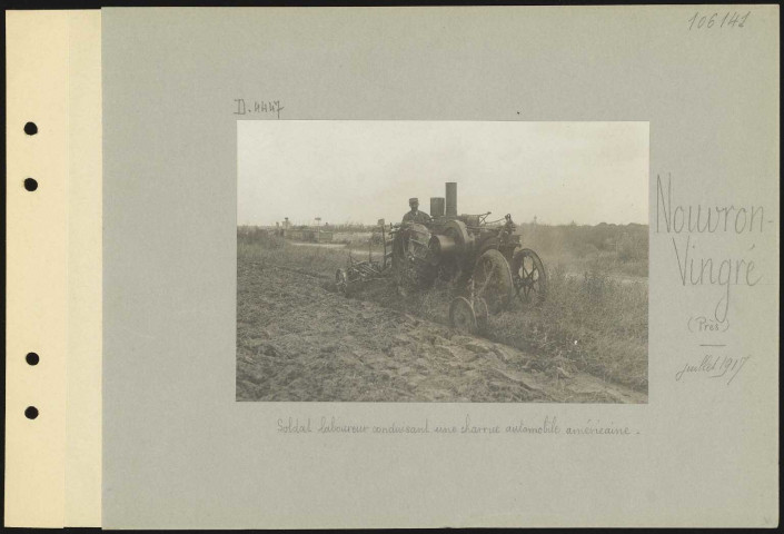 Nouvron-Vingré (près). Soldat laboureur conduisant une charrue automobile américaine