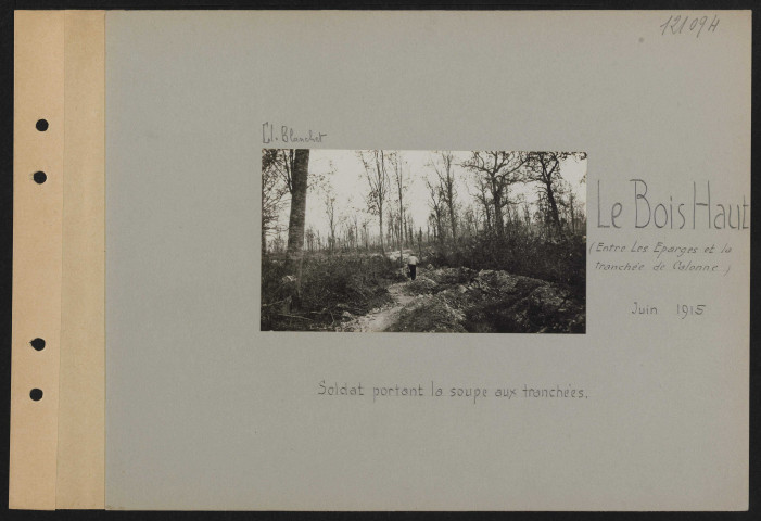 Le Bois Haut (entre Les Éparges et la Tranchée de Calonne). Soldat portant la soupe aux tranchées