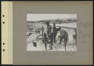 Coxyde-Bains (près). Camp Bador dans les dunes. Soldats qui viennent de faire leur lessive devant le puits du camp