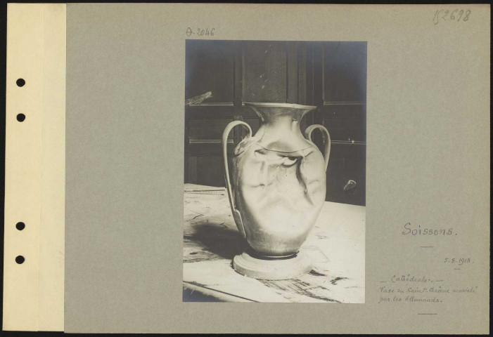 Soissons. Cathédrale. Vase du Saint-Chrême martelé par les Allemands