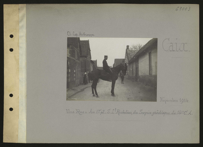 Caix. Une rue : au premier plan sous-lieutenant Richelieu, du service géodésique du 14e C.A.