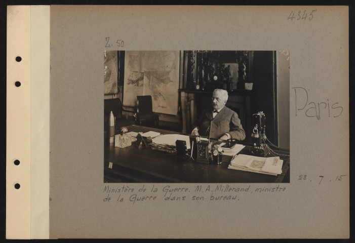 Paris. Ministère de la guerre. M.A. Millerand, ministre de la guerre dans son bureau