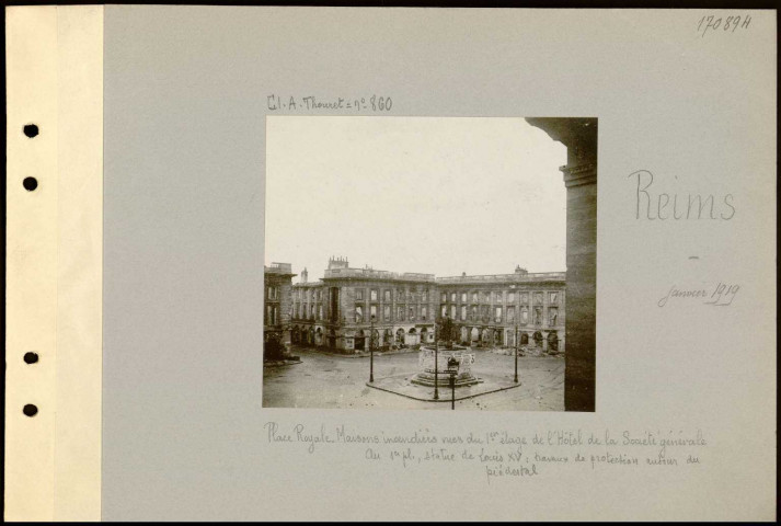 Reims. Place Royale. Maisons incendiées vues du premier étage de l'hôtel de la Société générale. Au premier plan, statue de Louis XV : travaux de protection autour du piédestal