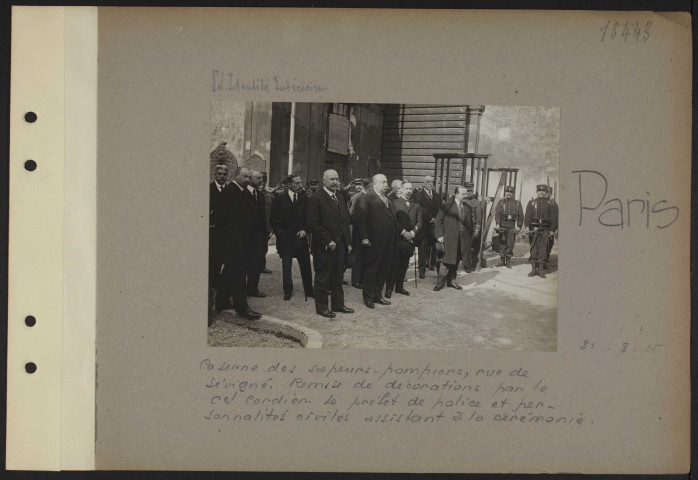 Paris. Caserne des sapeurs-pompiers, rue de Sévigné. Remise de décorations par le colonel Cordier. Le préfet de police et personnalités civiles assistant à la cérémonie