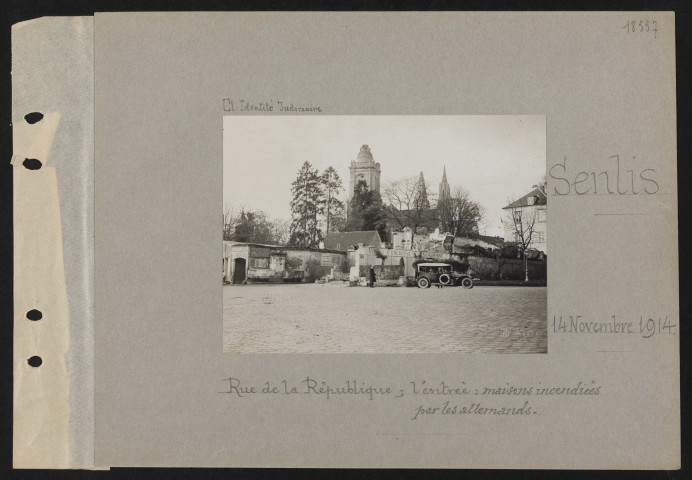 Senlis. Rue de la République : l'entrée : maisons incendiées par les Allemands